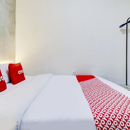 Oyo 90215 Ada Residence Telukjambe Ngoại thất bức ảnh