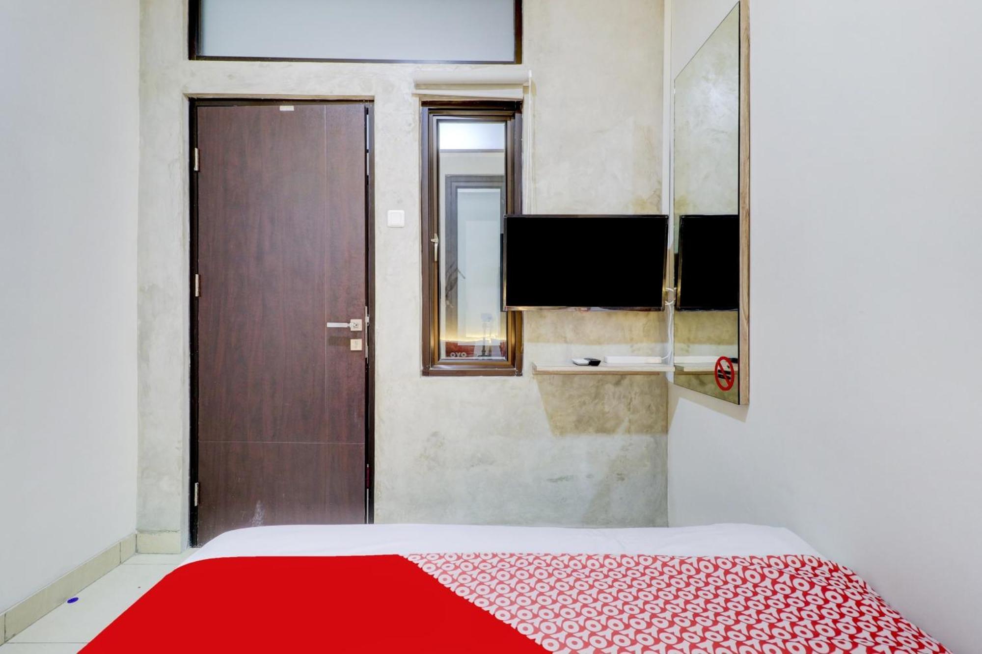 Oyo 90215 Ada Residence Telukjambe Ngoại thất bức ảnh