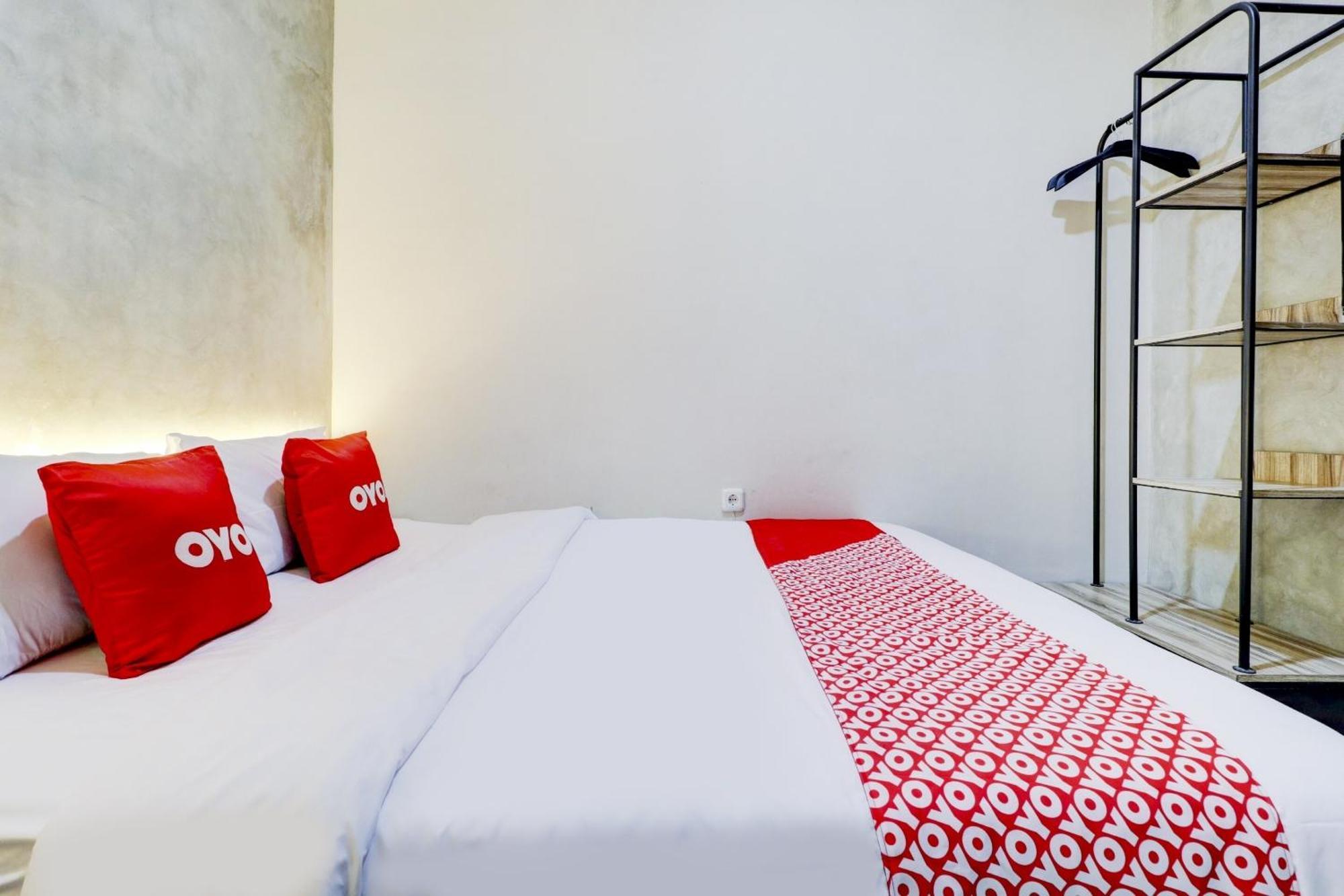 Oyo 90215 Ada Residence Telukjambe Ngoại thất bức ảnh