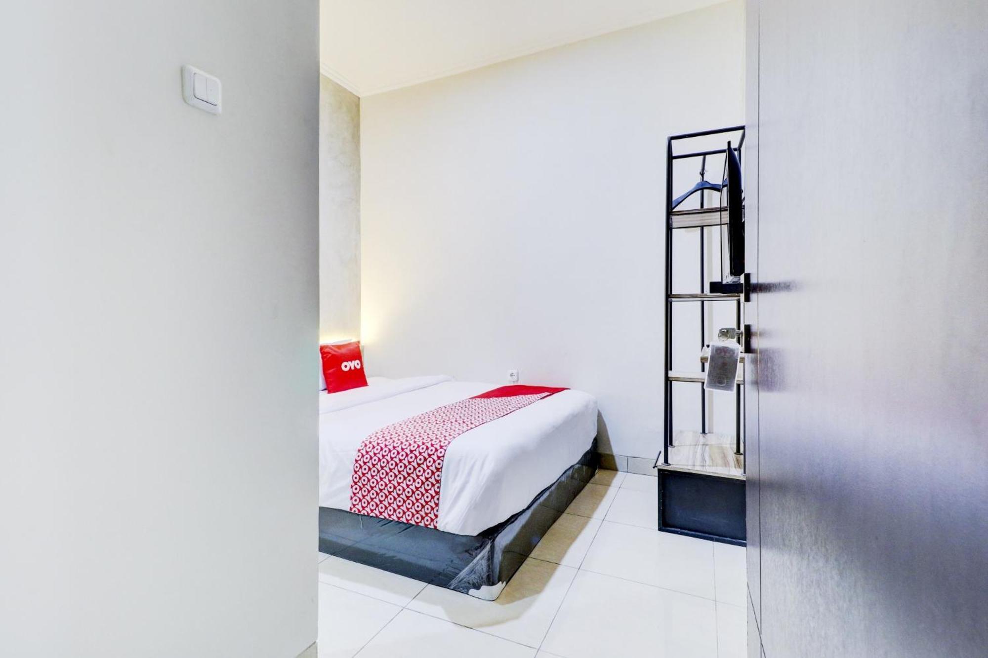 Oyo 90215 Ada Residence Telukjambe Ngoại thất bức ảnh
