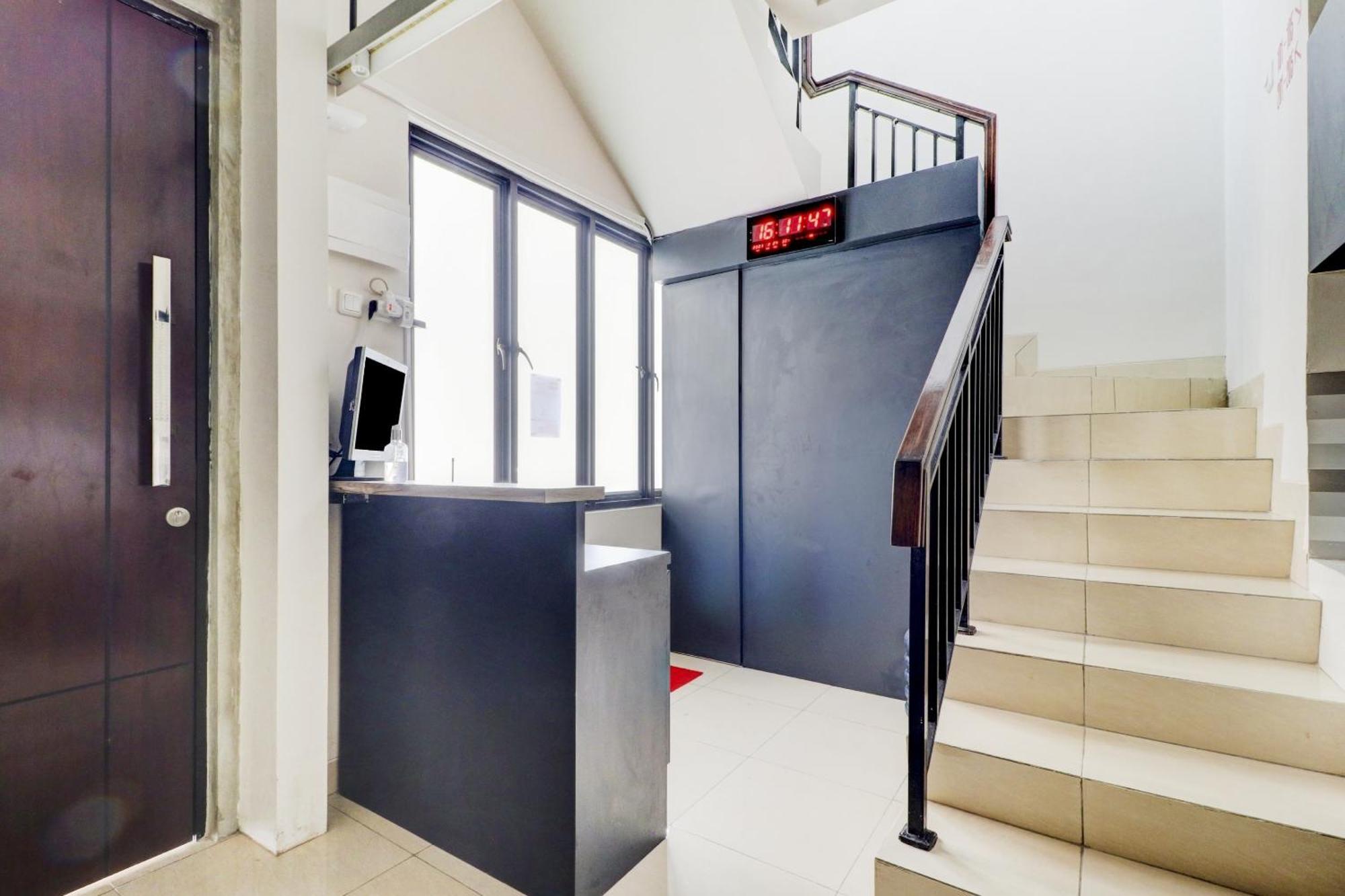 Oyo 90215 Ada Residence Telukjambe Ngoại thất bức ảnh