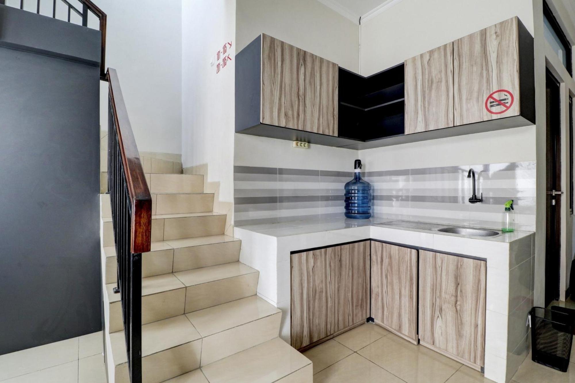 Oyo 90215 Ada Residence Telukjambe Ngoại thất bức ảnh
