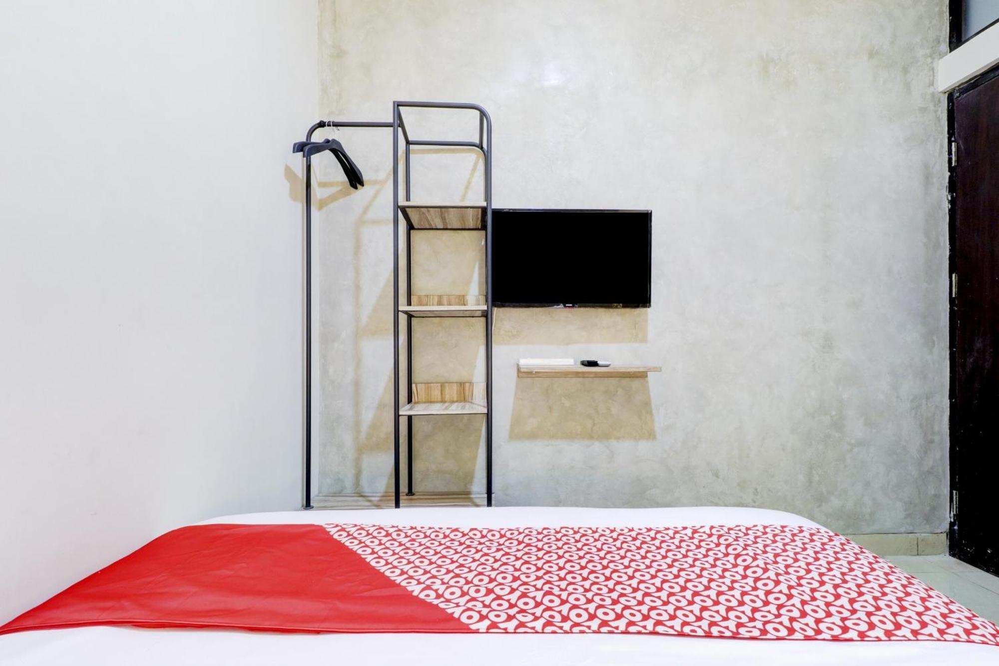 Oyo 90215 Ada Residence Telukjambe Ngoại thất bức ảnh
